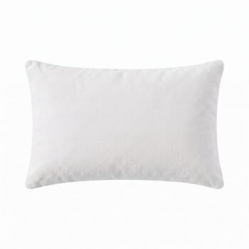 Beyaz dikdörtgen kırlent kılıfı, beyaz arka planda önden görünüm; düz dokulu basic model, 30x50 cm.