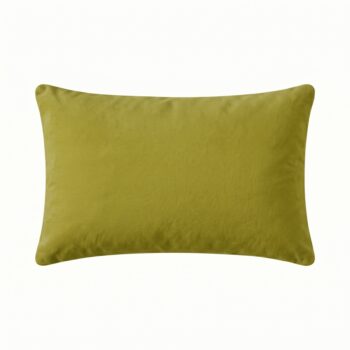 Fıstık Yeşil dikdörtgen kırlent kılıfı, beyaz arka planda önden görünüm; düz dokulu basic model, 30x50 cm.