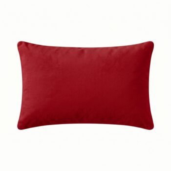 Kırmızı dikdörtgen kırlent kılıfı, beyaz arka planda önden görünüm; düz dokulu basic model, 30x50 cm.