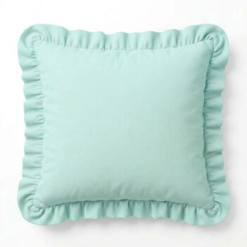 Mint fırfırlı kare kırlent kılıfı, beyaz arka planda; kenarı fırfırlı, 40x40 cm.