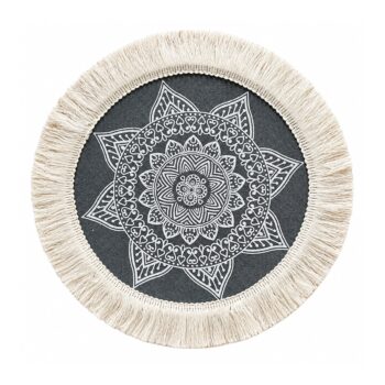 Gri zemin üzerine beyaz mandala desenli, krem püsküllü yuvarlak jüt supla, beyaz arka planda; 30 cm.