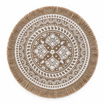 Naturel zemin üzerine krem desenli, naturel püsküllü yuvarlak jüt supla, beyaz arka planda; 38 cm.